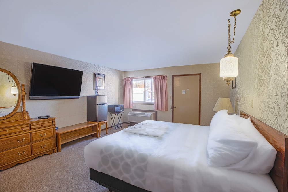 Love Hotels Tomahawk by OYO at Lake Mohawksin WI - photo 17