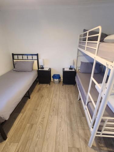 Quick Stop Gatwick Stay Triple Room — hotel in Crawley