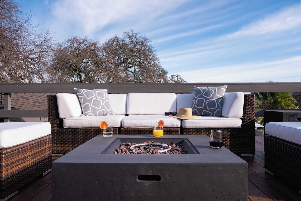Cathedral by Avantstay Charming Secluded Estate w Sauna Pool Table & Views of the Rolling Hills - photo 5