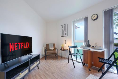 Modern Apartment Walking Distance to the City Centre Free Parking Fast Wi Fi and Smart TV with Netflix by Yoko Property — 4-Star Luxury Hotel in Coventry, United Kingdom