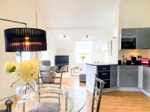 The Penthouse At Regent House Light And Airy Top Floor With Lift Access 1 Bedroom En Suite Luxury Apartment Ultra Central Location