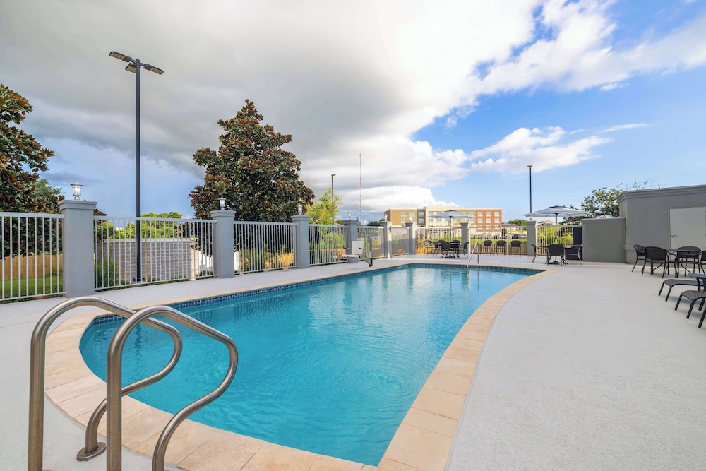 Hampton Inn & Suites Brenham - photo 32