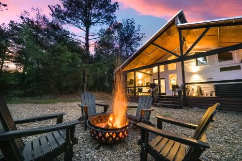 NEW Farmhouse Chic Cabin with Hot Tub & Firepit — 4-Star Luxury Hotel in Broken Bow, United States