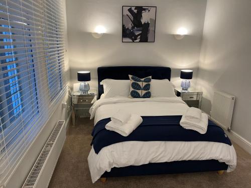 Contractors Business Families Relocation Accommodation enjoy Fast WiFi Large Screen Smart TV and SKY Sports in this Spotless Ground Floor apartment — 4-Star Luxury Hotel in Wakefield, United Kingdom