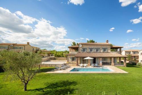 Rustic Villa Sylbum with a pool in istria — 4-Star Luxury Hotel in Sveti Lovrec Pazenaticki, Croatia