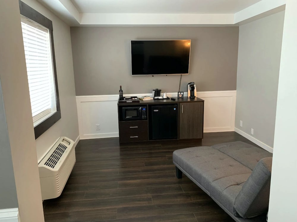 Cedar Stables Inn and Suites - photo 11