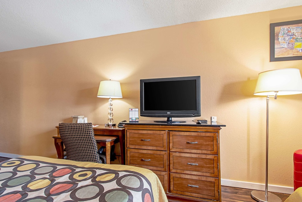 Econo Lodge Utica - photo 13