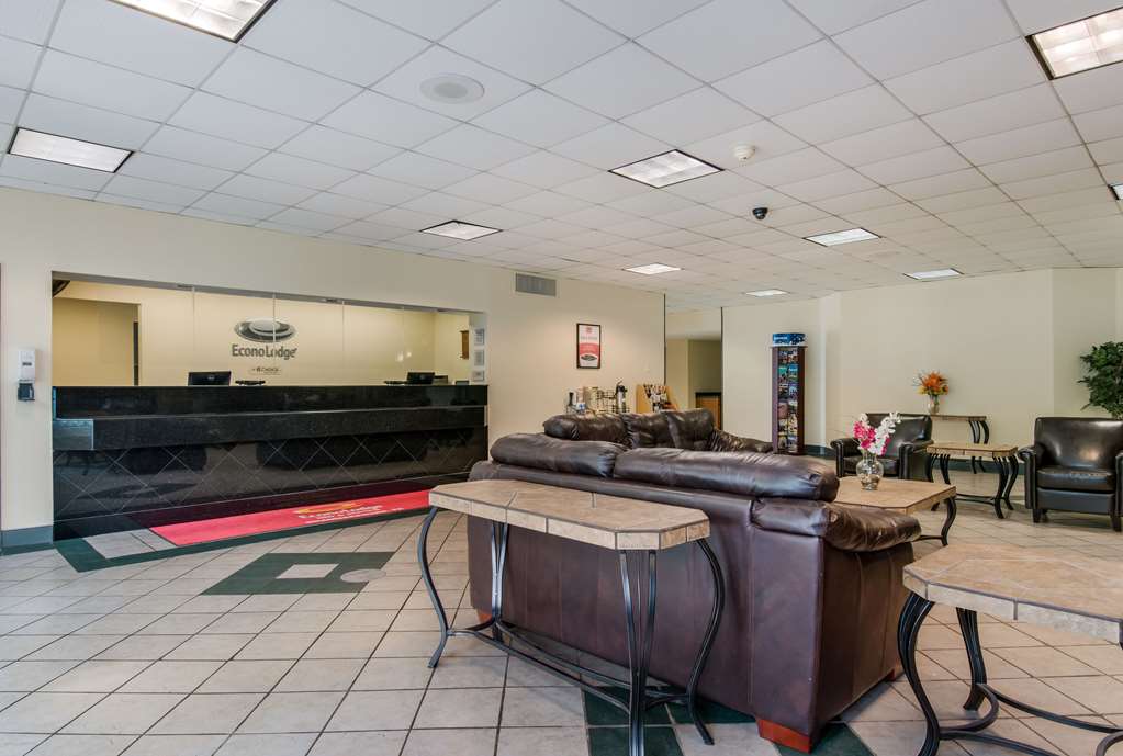 Econo Lodge Inn & Suites Chambersburg Central - photo 6