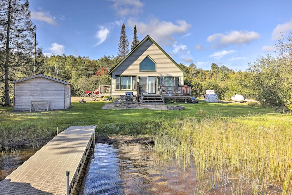 Hurley Lakefront Hideaway with Fire Pit and Dock — hotel in Hurley