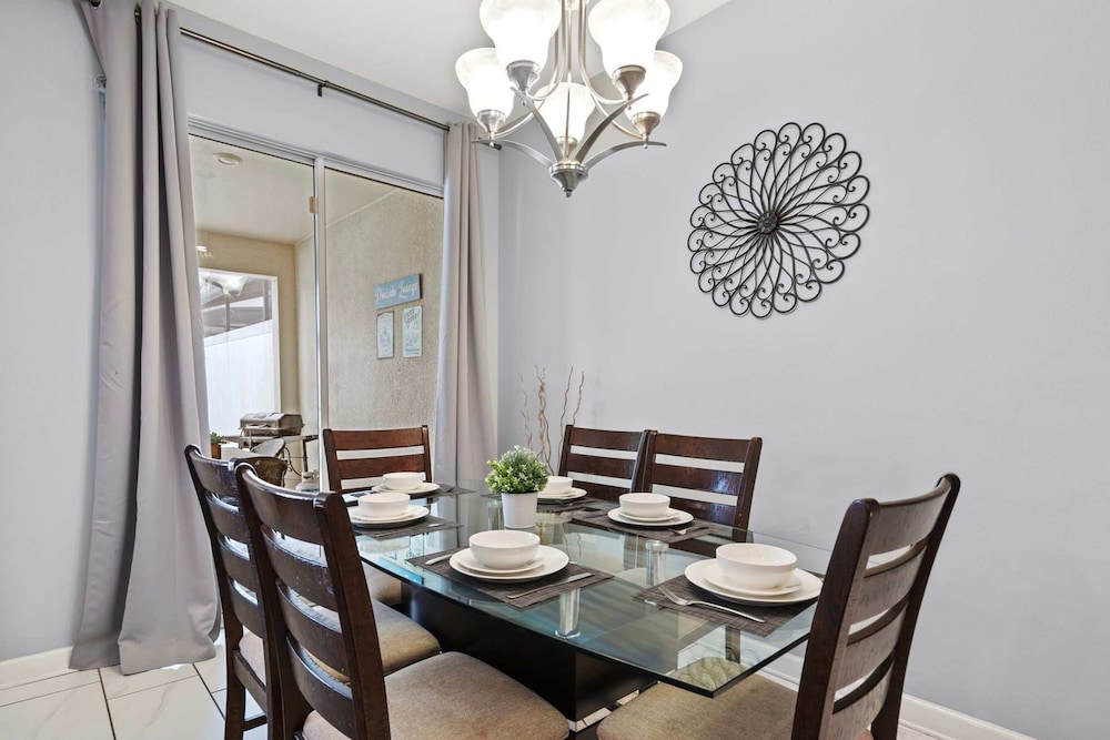 Spacious 4BR Townhome With Pool at Storey Lake - photo 12