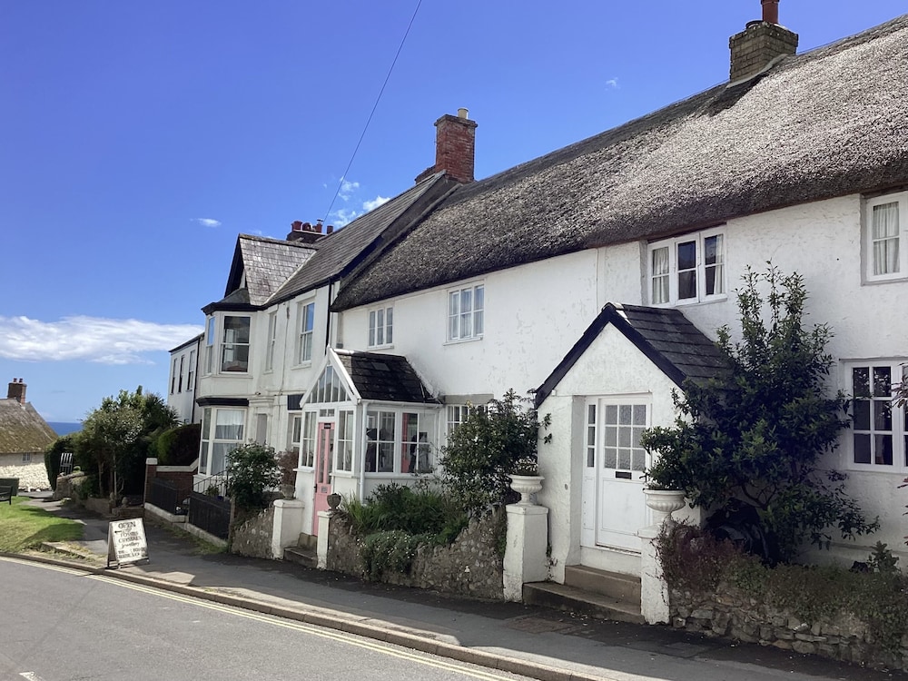 Foxley Cottage — 4-Star Luxury Hotel in Charmouth, United Kingdom