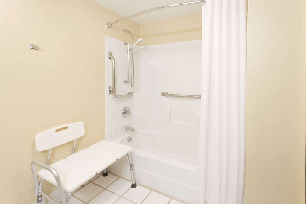 Super 8 by Wyndham Ottawa Starved Rock - photo 4