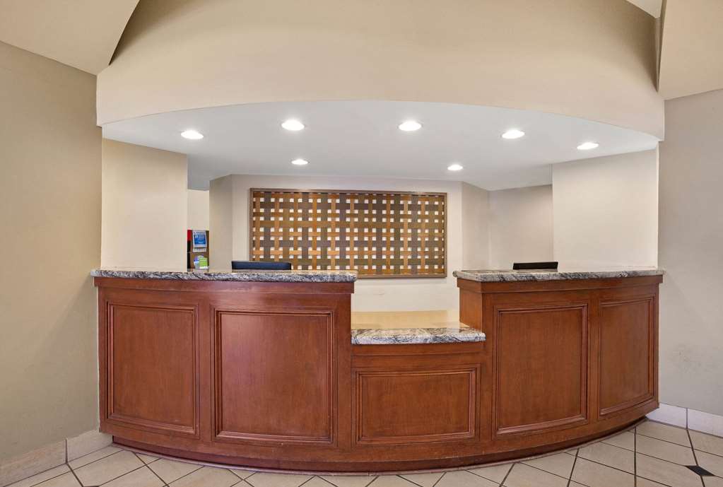 La Quinta Inn & Suites by Wyndham New Haven - photo 6