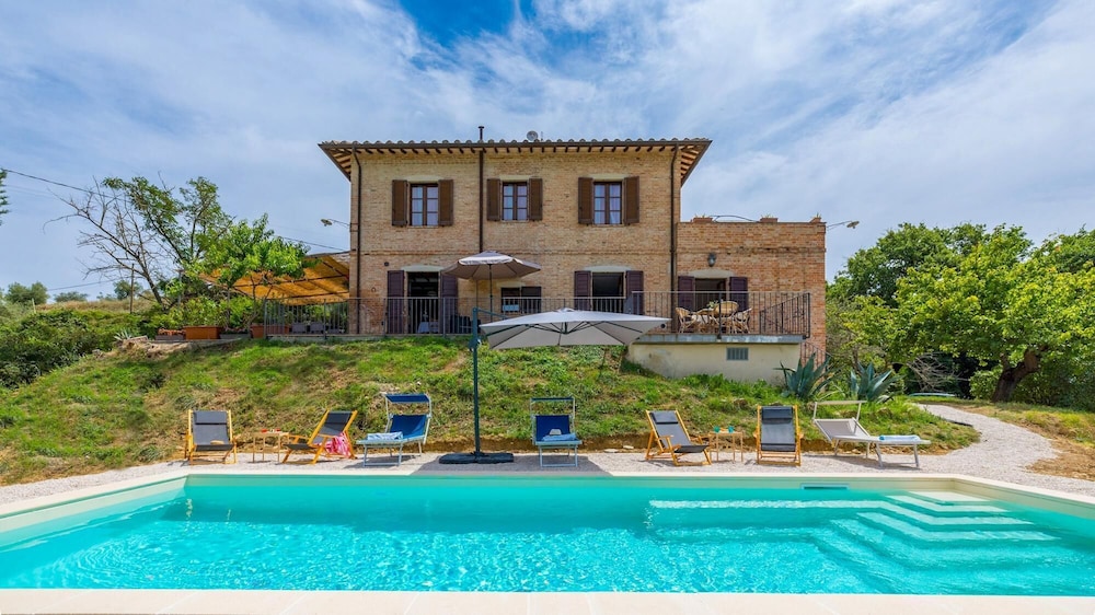 Casa Eusebia 8 4 Emma Villas — 4-Star Luxury Hotel in Citta Della Pieve, Italy