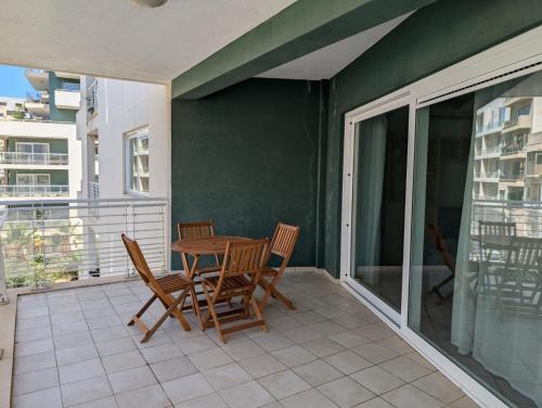 FortCambridge 2BR pool Terrace — 4-Star Luxury Hotel in Sliema, Malta