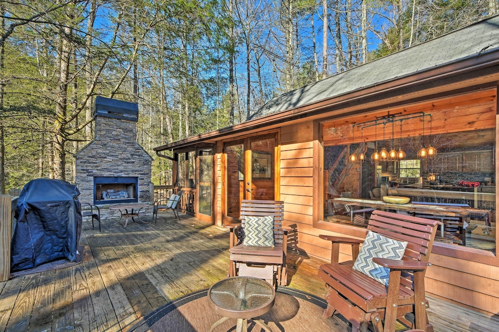 Blue Ridge Mtns Creekside Cabin with Hot Tub and Pier — 4-Star Luxury Hotel in Blue Ridge, United States