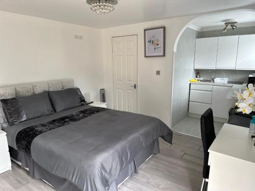 Outhouse fully equipped studio - last minute hotel in London