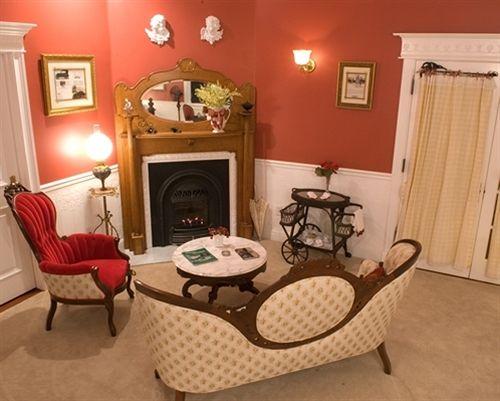 Tin Lizzie Inn - photo 15