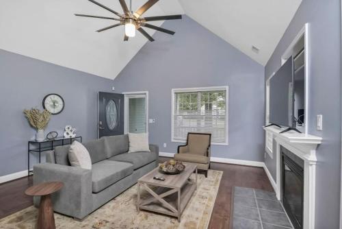 Spacious 4BR with Loft Bedroom — 4-Star Luxury Hotel in Columbia, United States