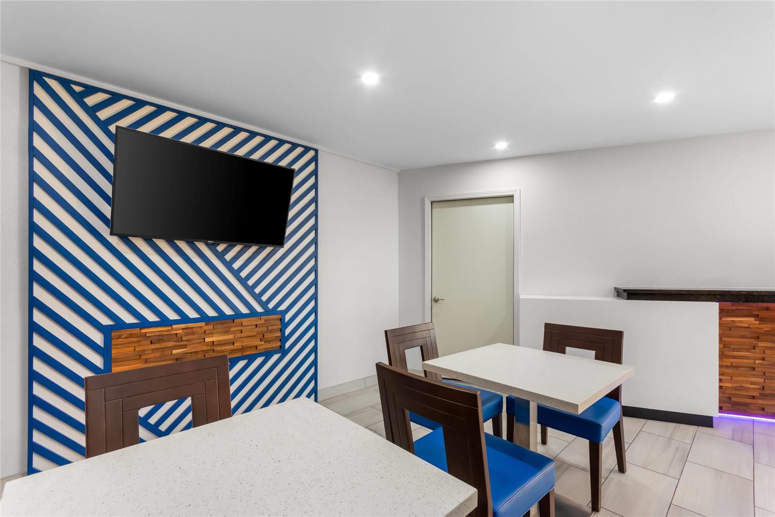 Days Inn by Wyndham Indianapolis East Post Road - photo 13