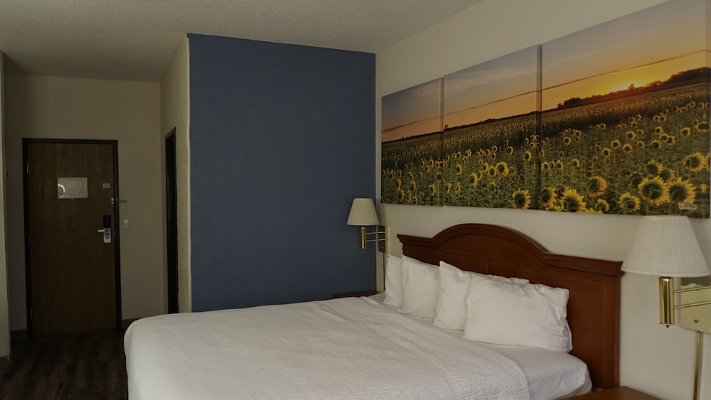 Days Inn by Wyndham Topeka - photo 9