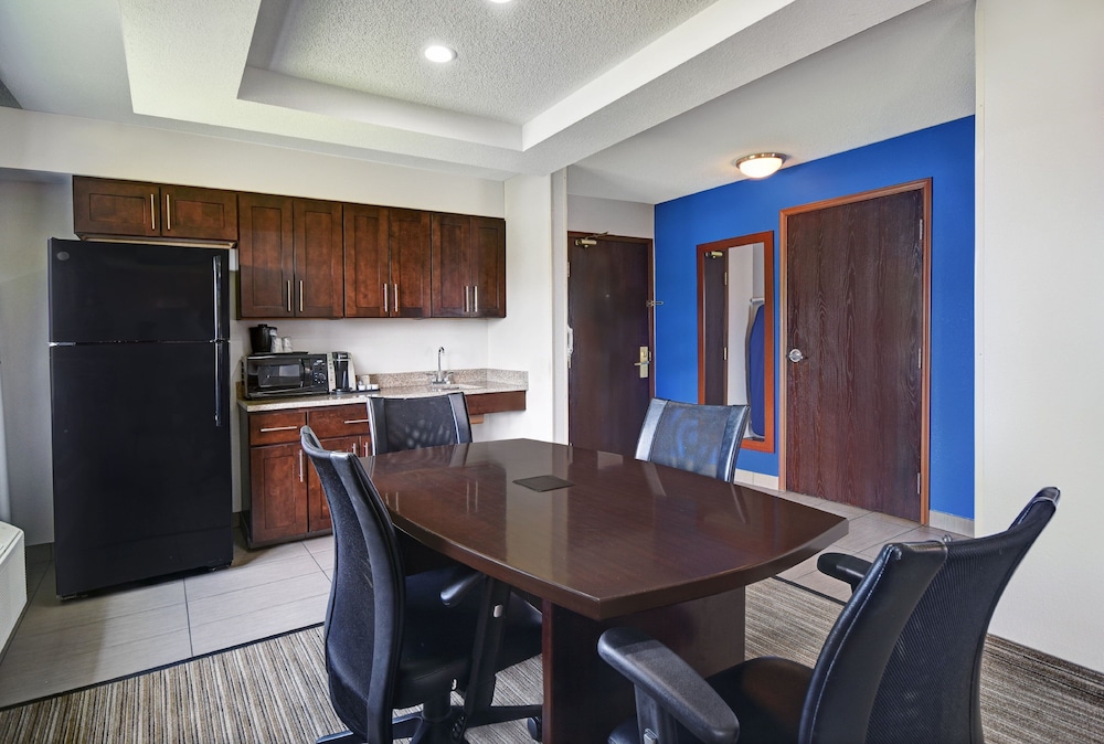 Holiday Inn Express Marshall by IHG - photo 13