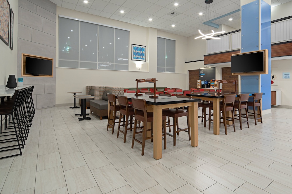 Holiday Inn Express & Suites Seattle Sea Tac Airport - photo 43