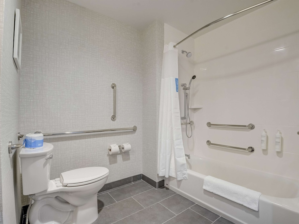 Hampton Inn and Suites Williamstown Ark Encounter - photo 26