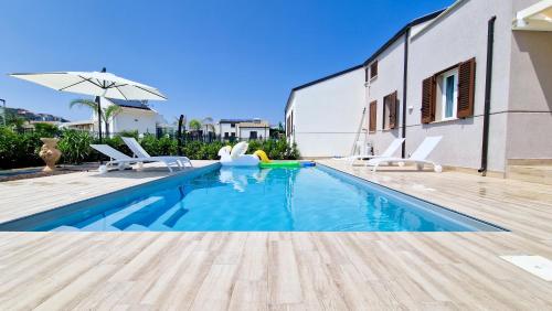 Villa Lilia Private pool — 4-Star Luxury Hotel in Campofelice Di Roccella, Italy
