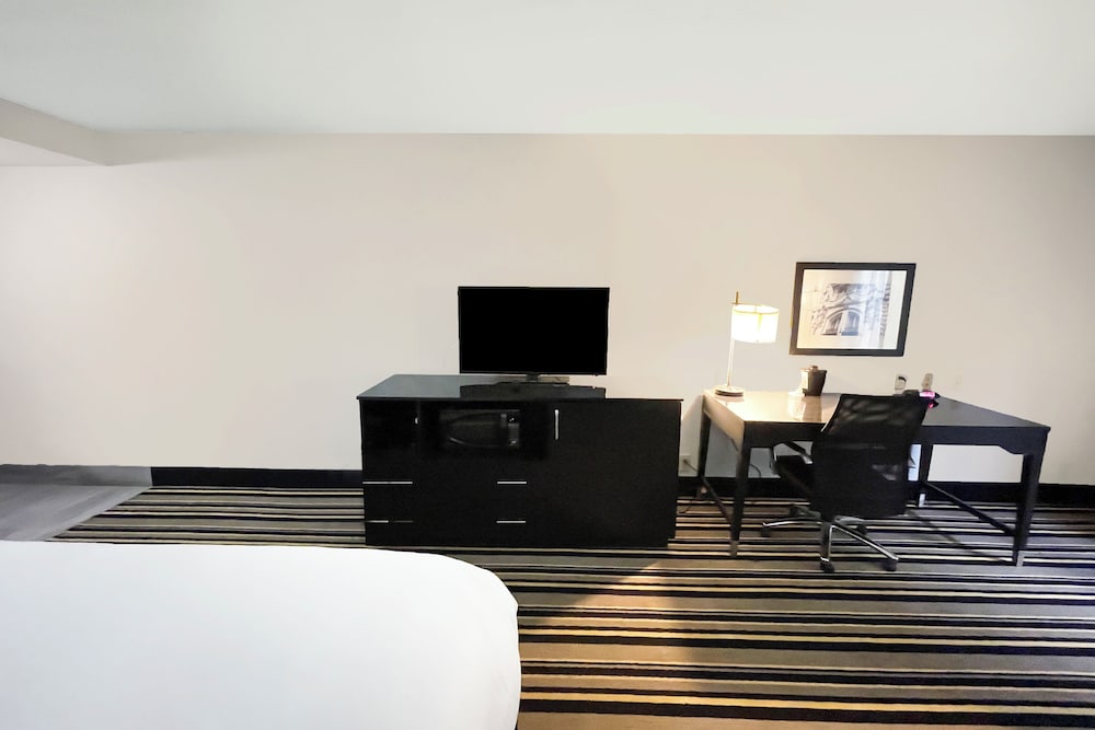 La Quinta Inn & Suites by Wyndham Jackson North - photo 24