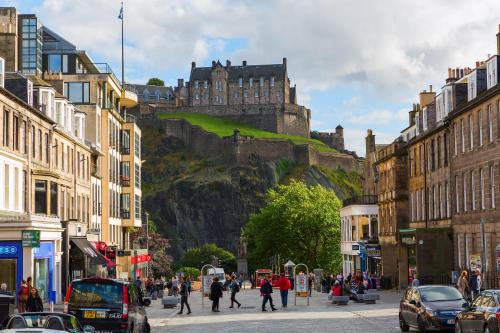 Luxury Modern 3 Bedroom Apartment in City Centre — 4-Star Luxury Hotel in Edinburgh, United Kingdom