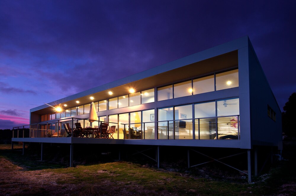 Sunset Bay Escape - last minute hotel in Unknown City