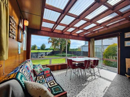 Te Anau Retro Retreat in Te Anau, New Zealand