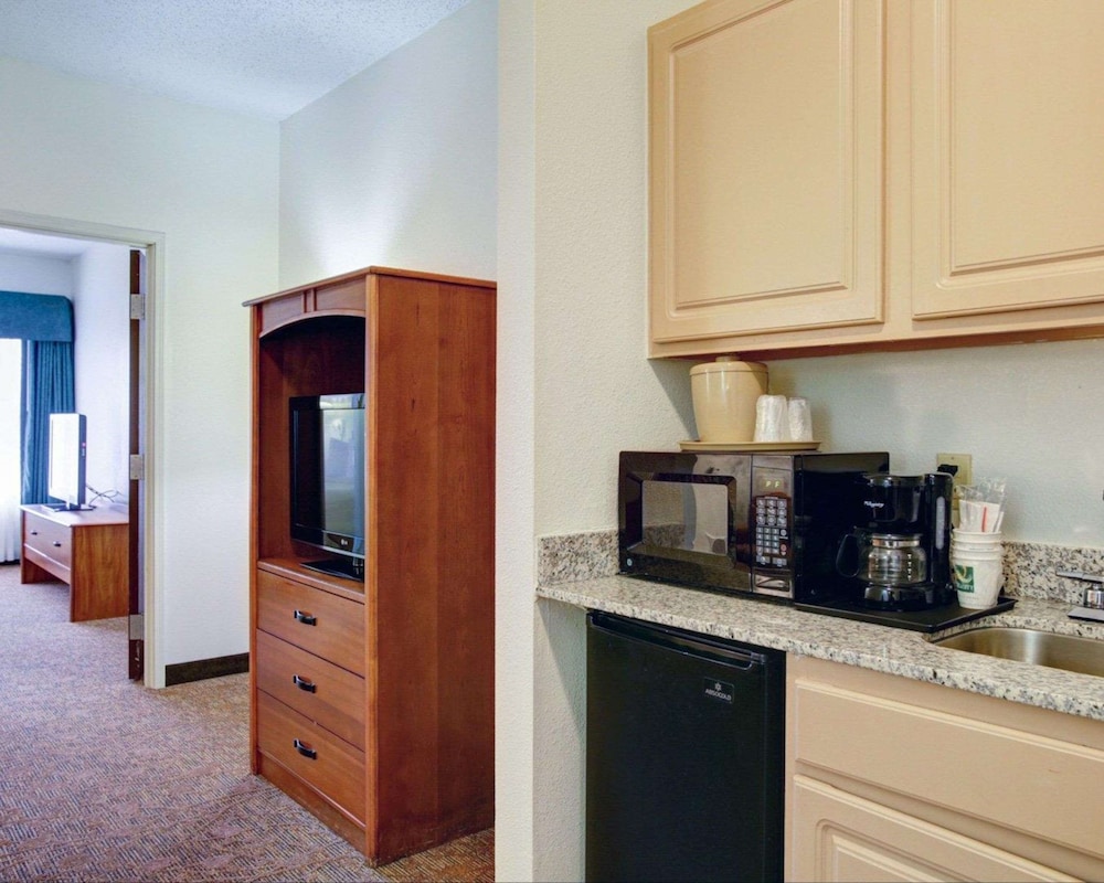 Quality Inn & Suites Airport - photo 22