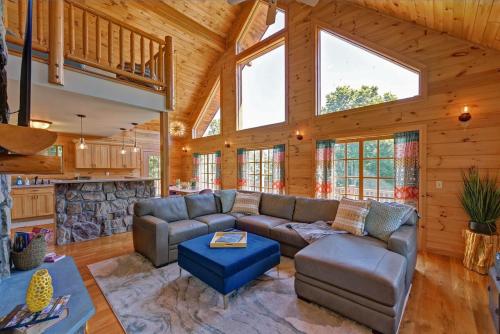 Berkshire Vacation Rentals: Great Barrington Cabin Sleeps 14 Walk To Town — 4-Star Luxury Hotel in Great Barrington, United States