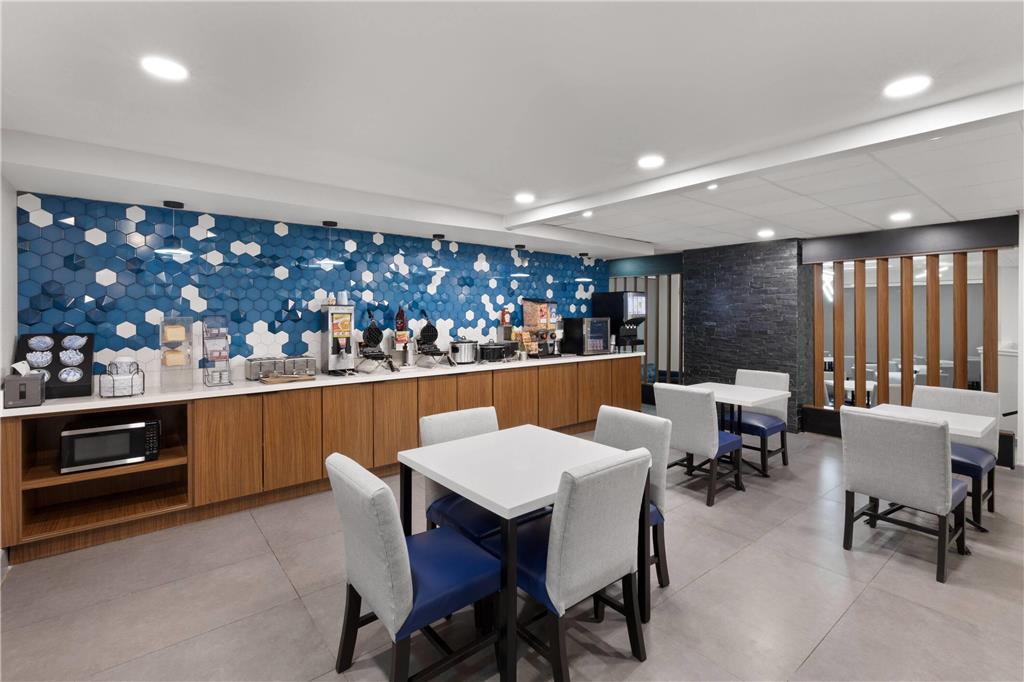 La Quinta Inn & Suites by Wyndham Houston Stafford Sugarland - photo 24