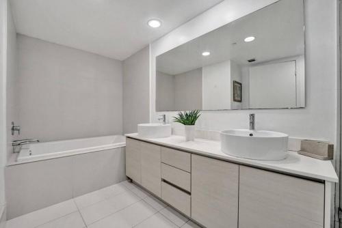 Upscale Resort 4 Bedrooms 3 bath — 4-Star Luxury Hotel in Hallandale Beach, United States