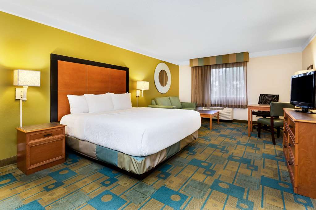La Quinta Inn & Suites by Wyndham St. Pete Clearwater Airpt - photo 25