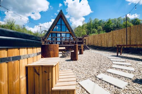 Cabana Luna & Terra A Frame by Cabanele Galaxy — 4-Star Luxury Hotel in Cucuteni, Romania