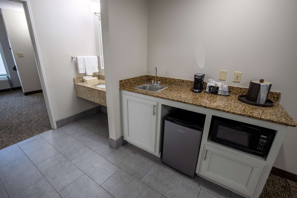 Best Western Plus Vermilion River Inn & Suites - photo 19