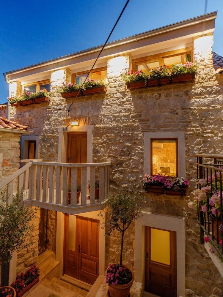 Stone House Luxury Rooms — 4-Star Luxury Hotel in Split, Croatia