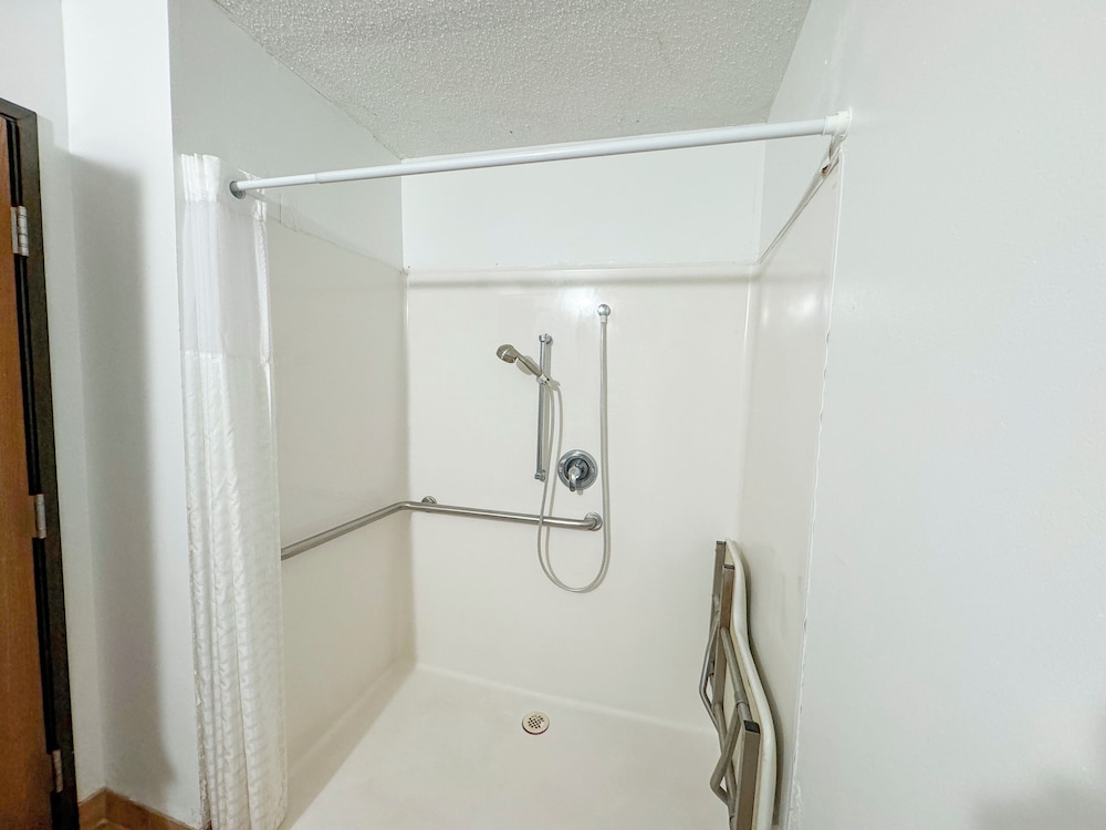 FairBridge Inn & Suites Batavia Darien Amusement Park - photo 19
