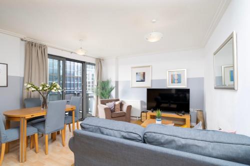 Cosy Flat right opp tube station — 4-Star Luxury Hotel in London, United Kingdom