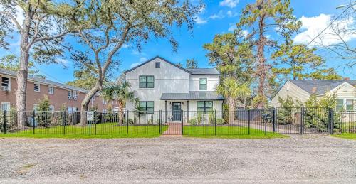 Coastal Farmhouse walk to beach — 4-Star Luxury Hotel in Myrtle Beach, United States