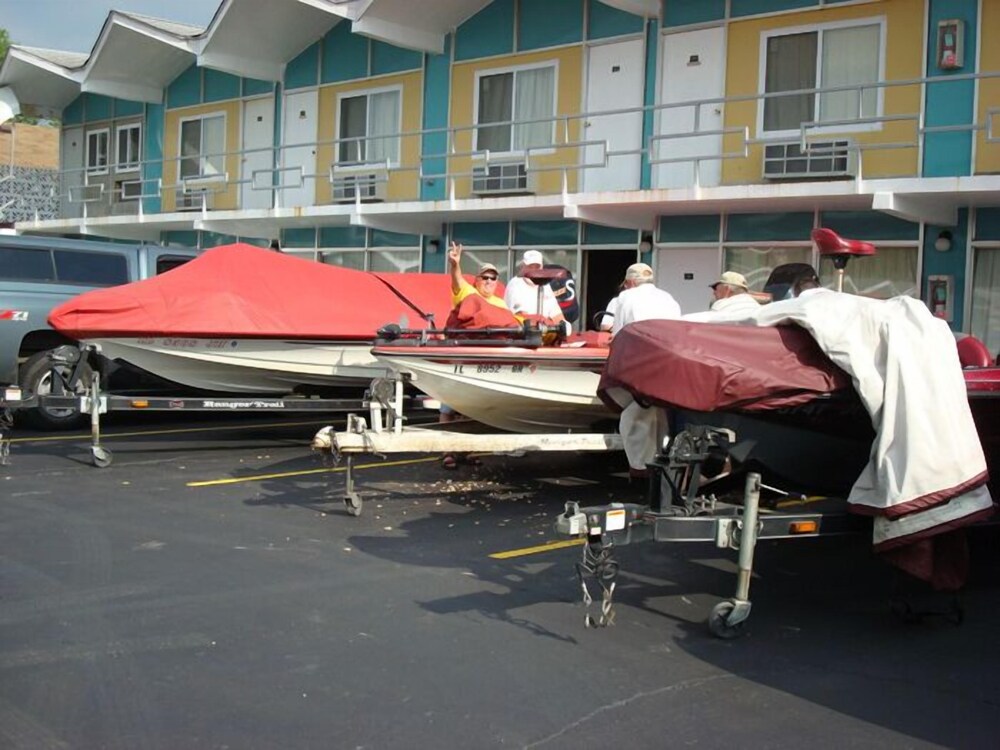 Gray Plaza Motel - photo 16