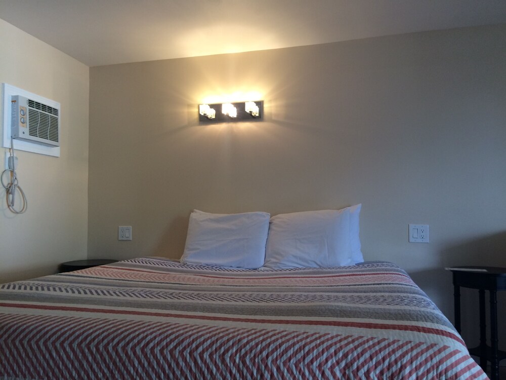 Emerald Isle Motel - photo 12