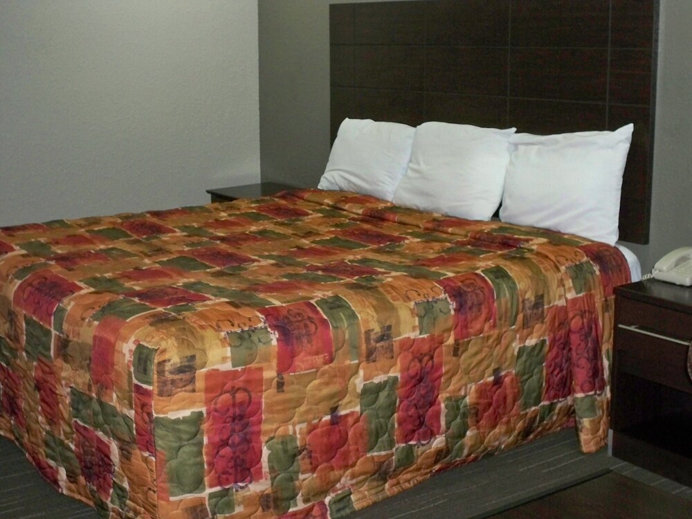 Scottish Inn & Suites - photo 38