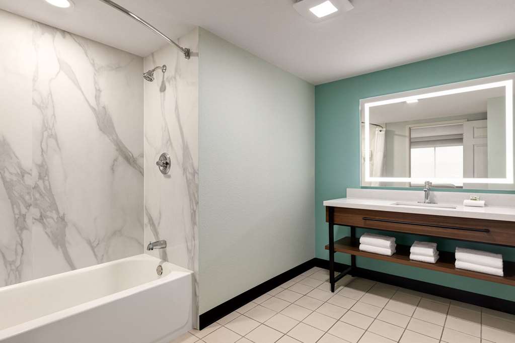 Wingate by Wyndham Green Bay Airport - photo 11