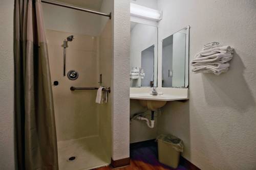 Travelodge By Wyndham Pompano Beach - photo 3