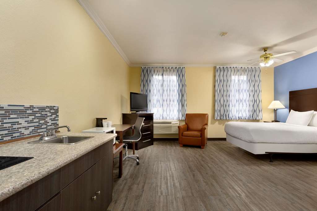 Days Inn & Suites by Wyndham Euless DFW Airport South - photo 23